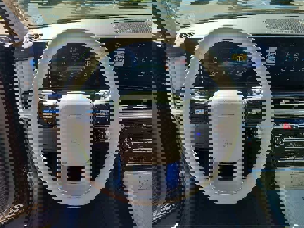 Used 2025 Hyundai Santa Fe SE w/ Tow & Go Package image 24