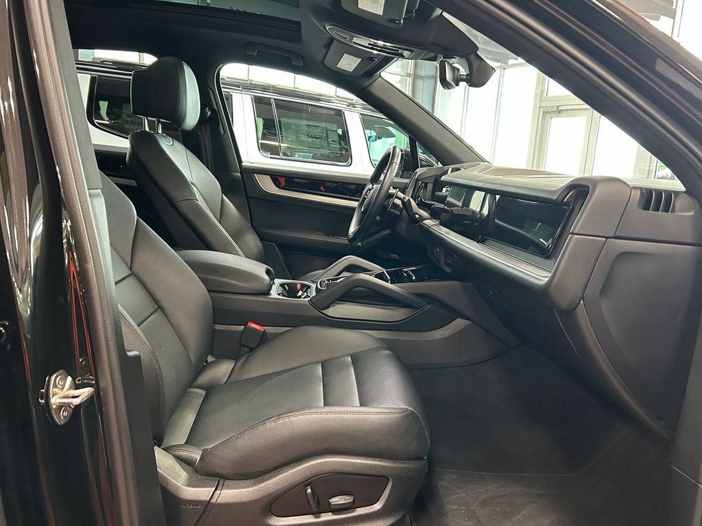 Used 2025 Porsche Cayenne AWD/4WD image 14