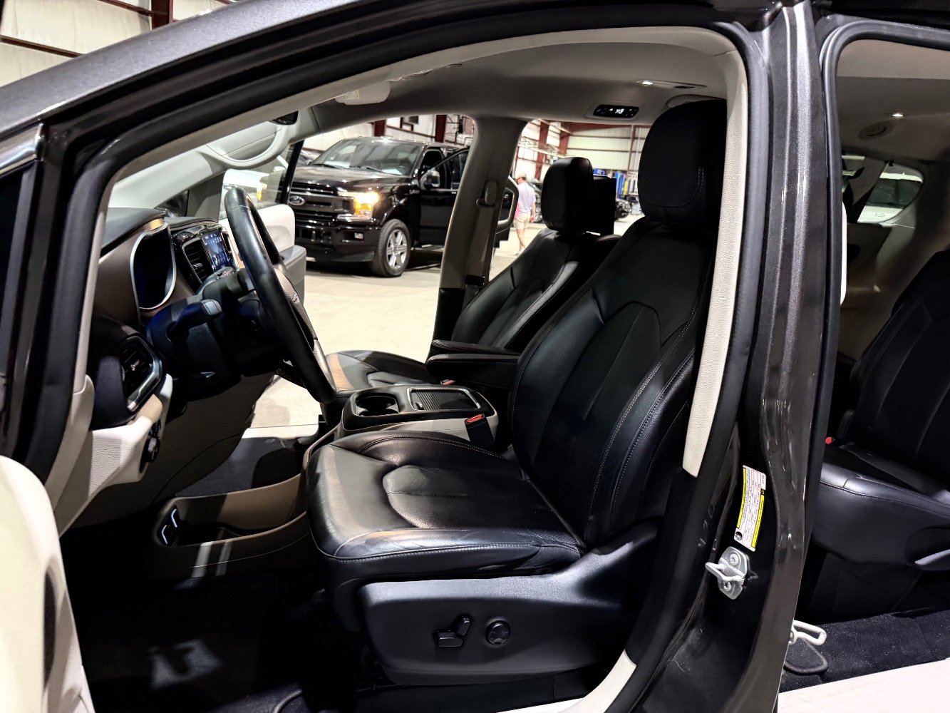 Used 2018 Chrysler Pacifica Touring-L Plus w/ Advanced Safetytec Group FWD image 14