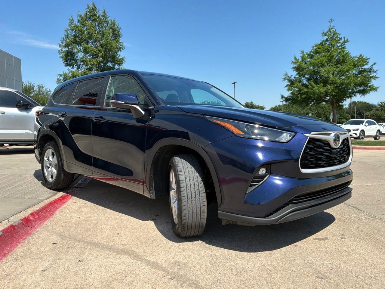 Used 2025 Toyota Highlander LE FWD image 4
