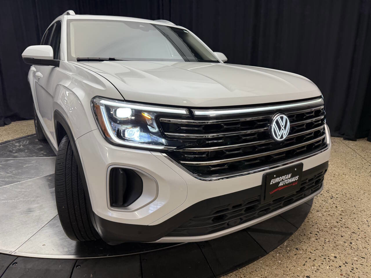 Used 2024 Volkswagen Atlas SEL AWD/4WD image 5