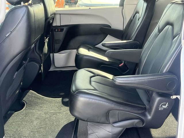 Used 2024 Chrysler Pacifica Touring-L image 15