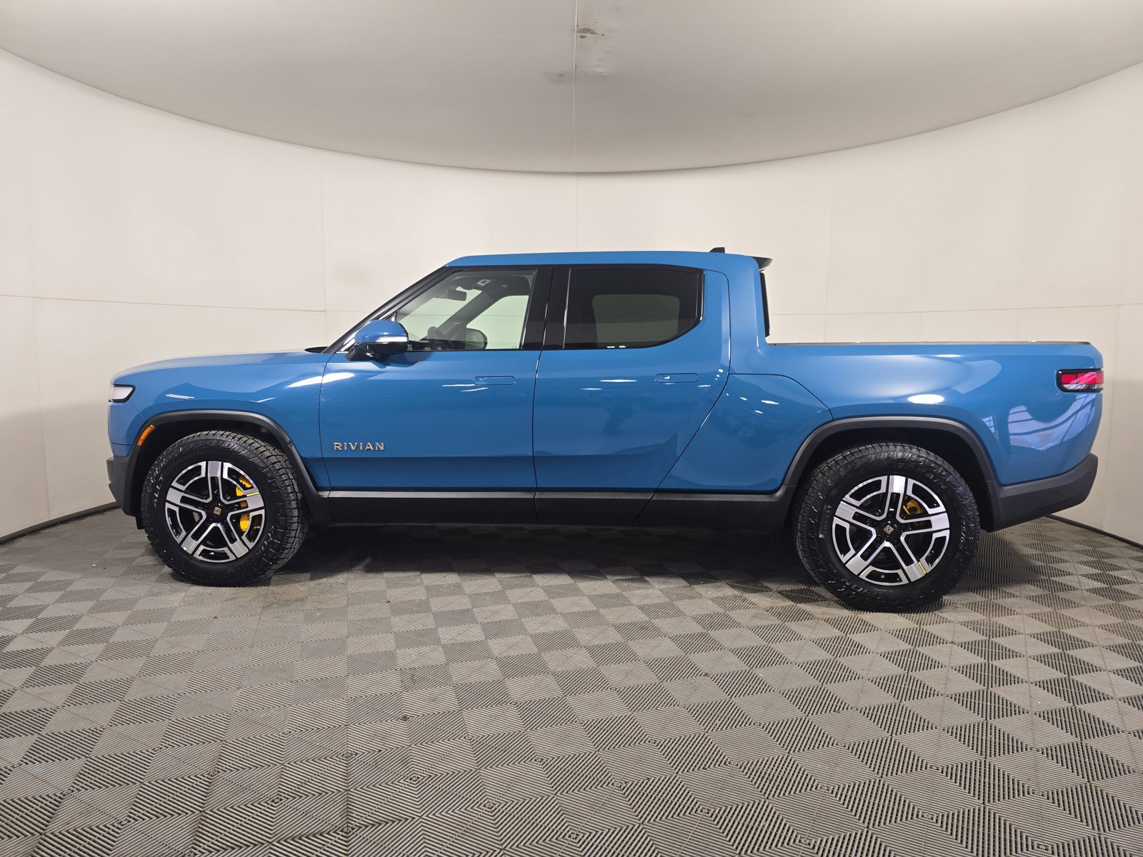Used 2023 Rivian R1T Adventure image 2