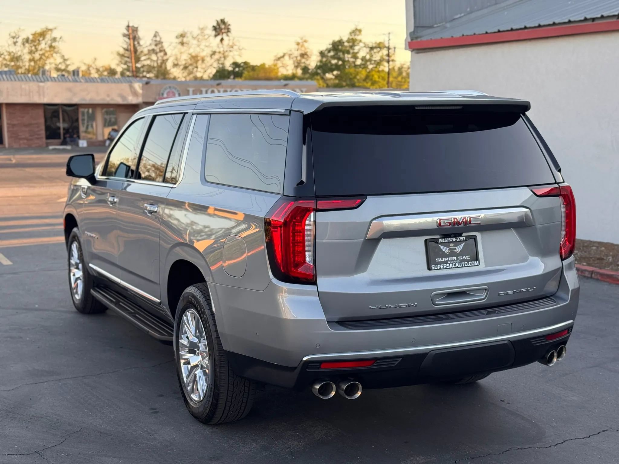 Used 2024 GMC Yukon XL Denali w/ Advanced Technology Package image 4