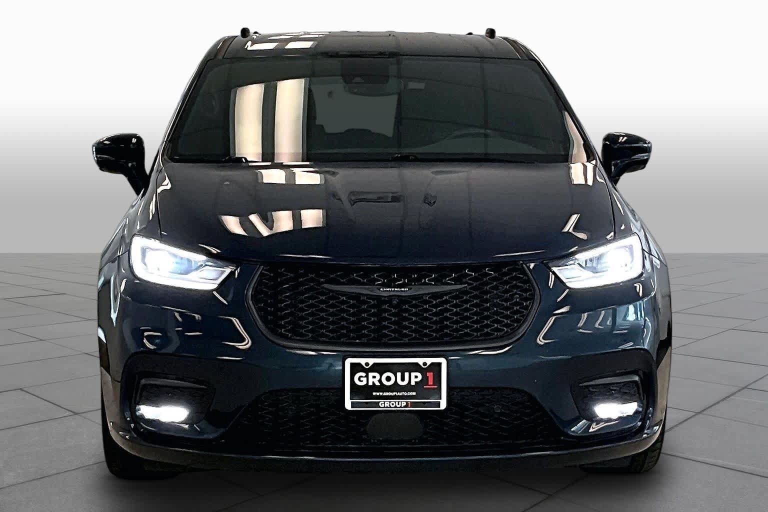 Used 2022 Chrysler Pacifica Touring-L w/ Uconnect Theater Family Group FWD image 3