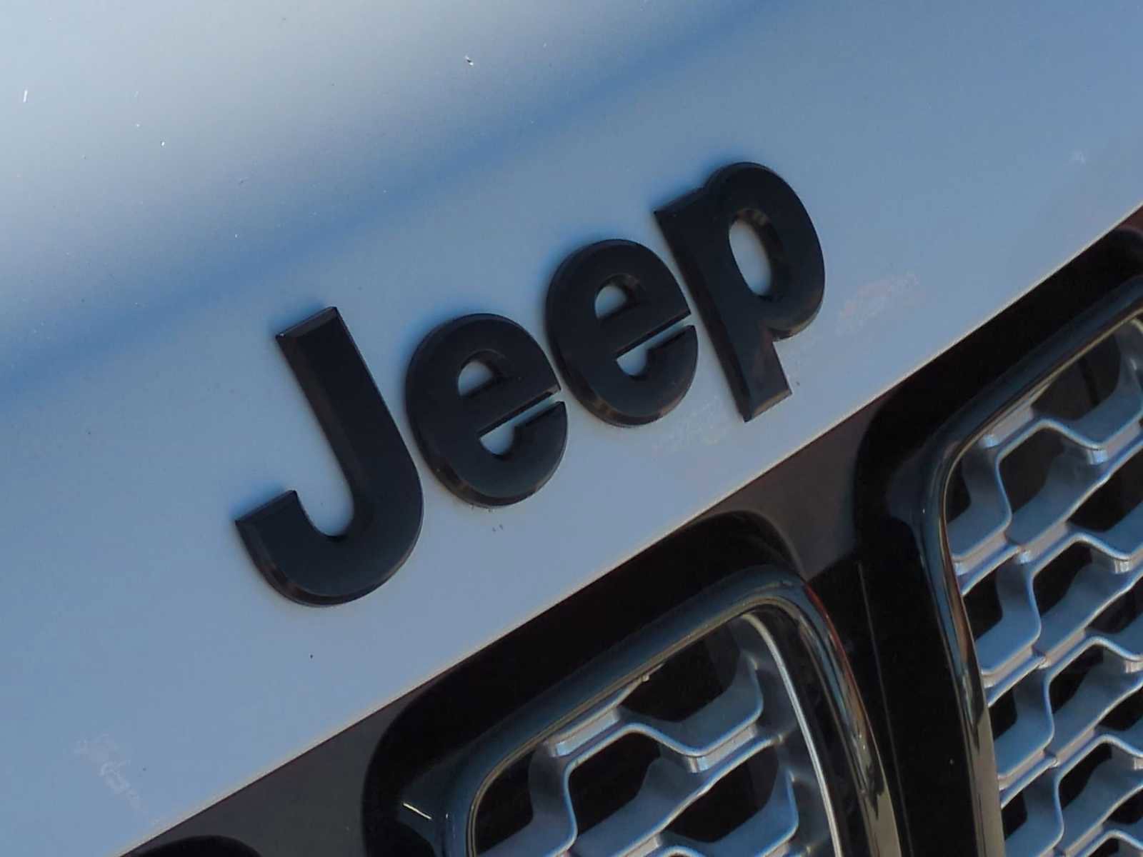 Used 2018 Jeep Grand Cherokee Altitude image 32