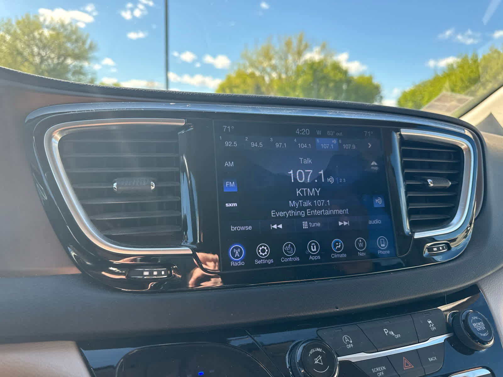 Used 2017 Chrysler Pacifica Touring-L Plus FWD image 9