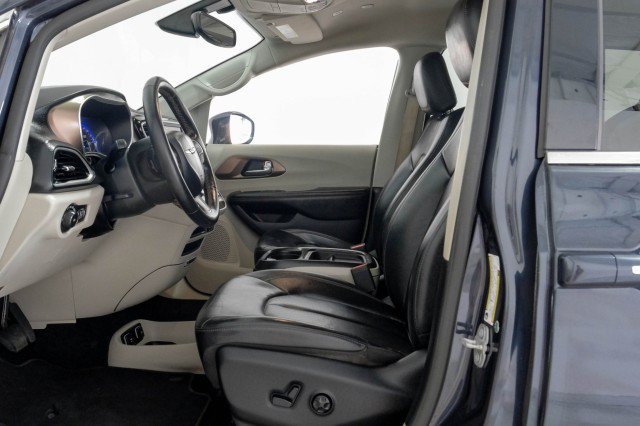 Used 2019 Chrysler Pacifica Touring-L FWD image 37