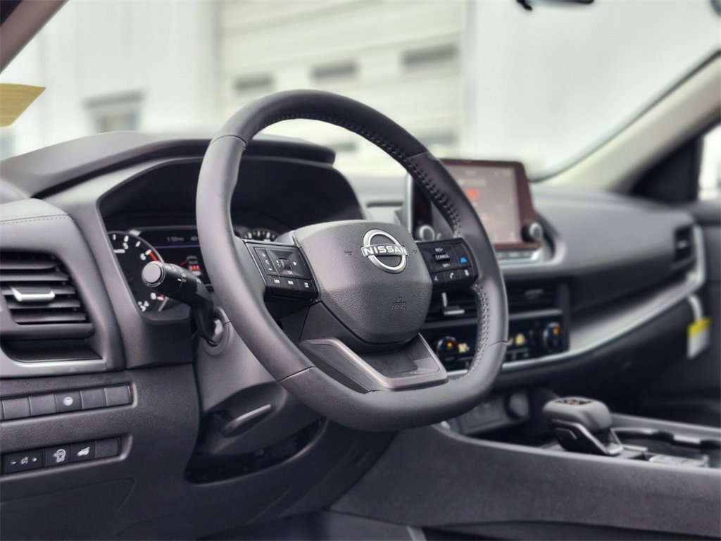 Used 2025 Nissan Rogue SV image 17