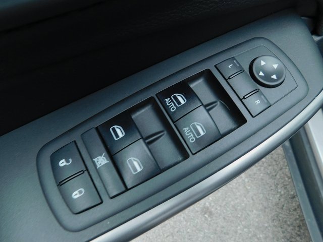 Used 2019 Jeep Cherokee Latitude Plus w/ Cold Weather Group image 9