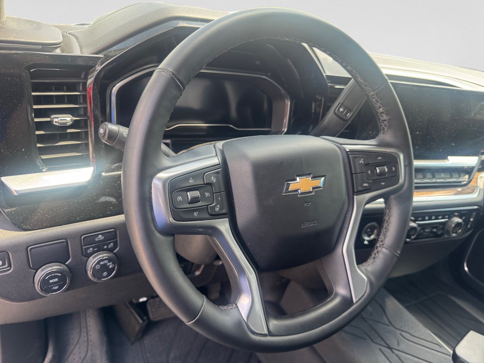 Used 2024 Chevrolet Silverado 1500 LT RWD image 12