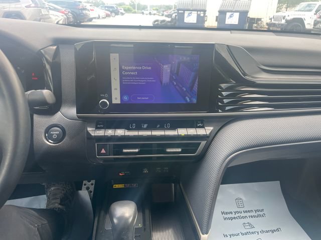 Used 2025 Toyota Camry SE FWD image 12