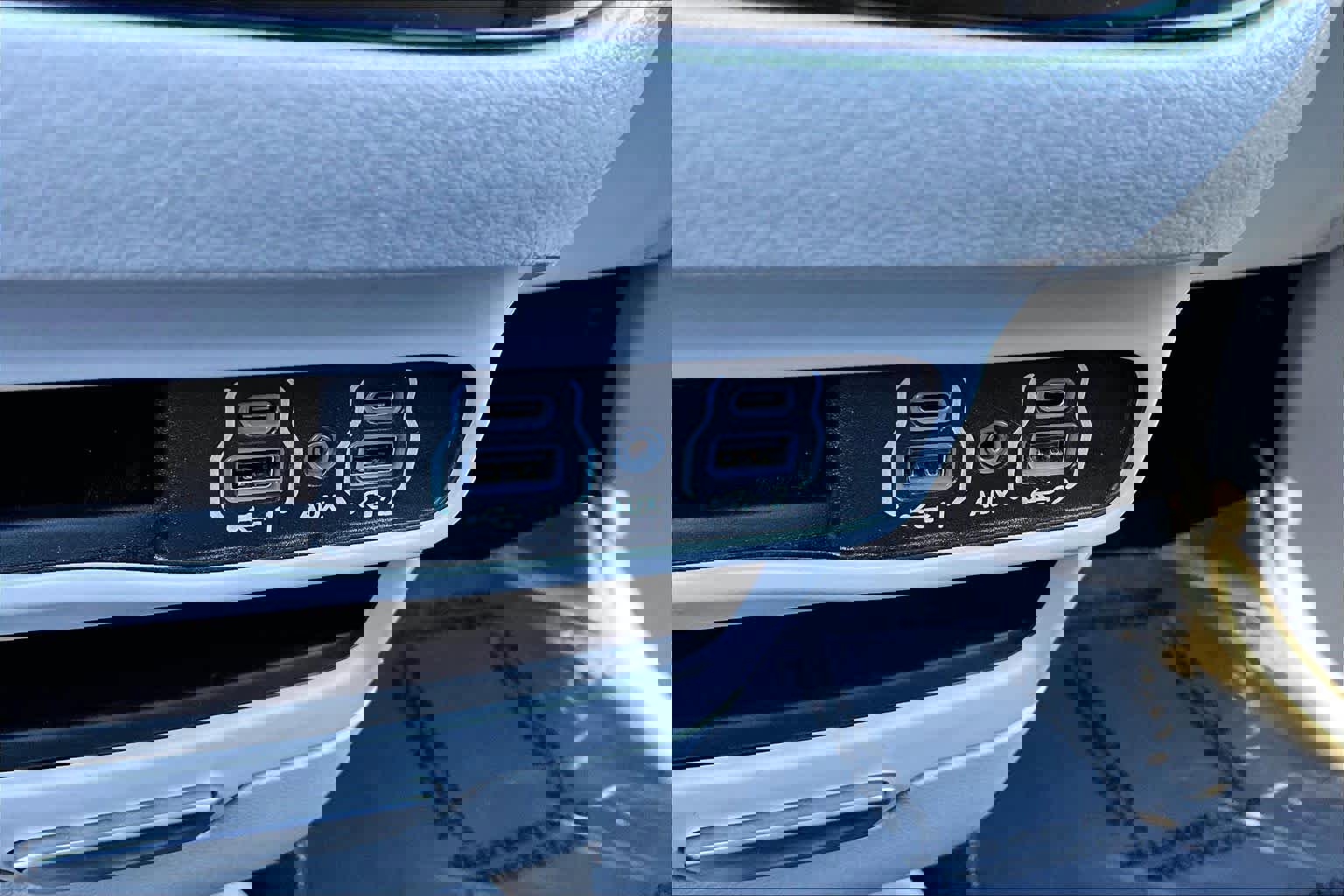 Used 2023 Chrysler Pacifica Touring-L image 33