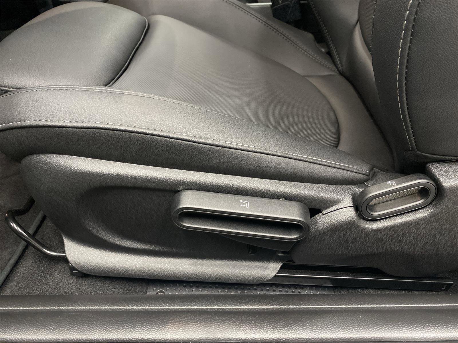 Certified 2024 MINI Cooper SE image 18