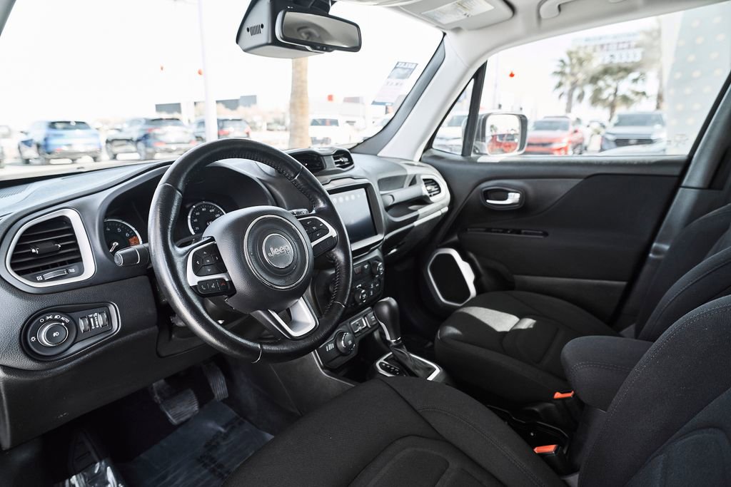 Used 2020 Jeep Renegade Latitude w/ UConnect 8.4 Nav Group AWD/4WD image 2