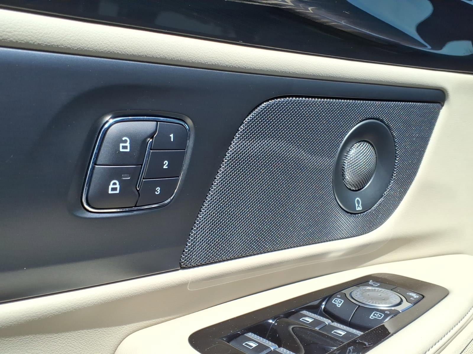 Used 2025 Lincoln Nautilus Reserve AWD/4WD image 16