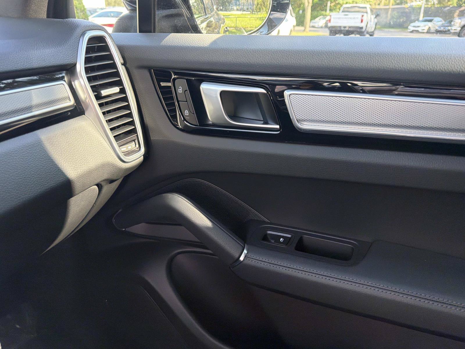Used 2023 Porsche Cayenne Platinum Edition AWD/4WD image 19