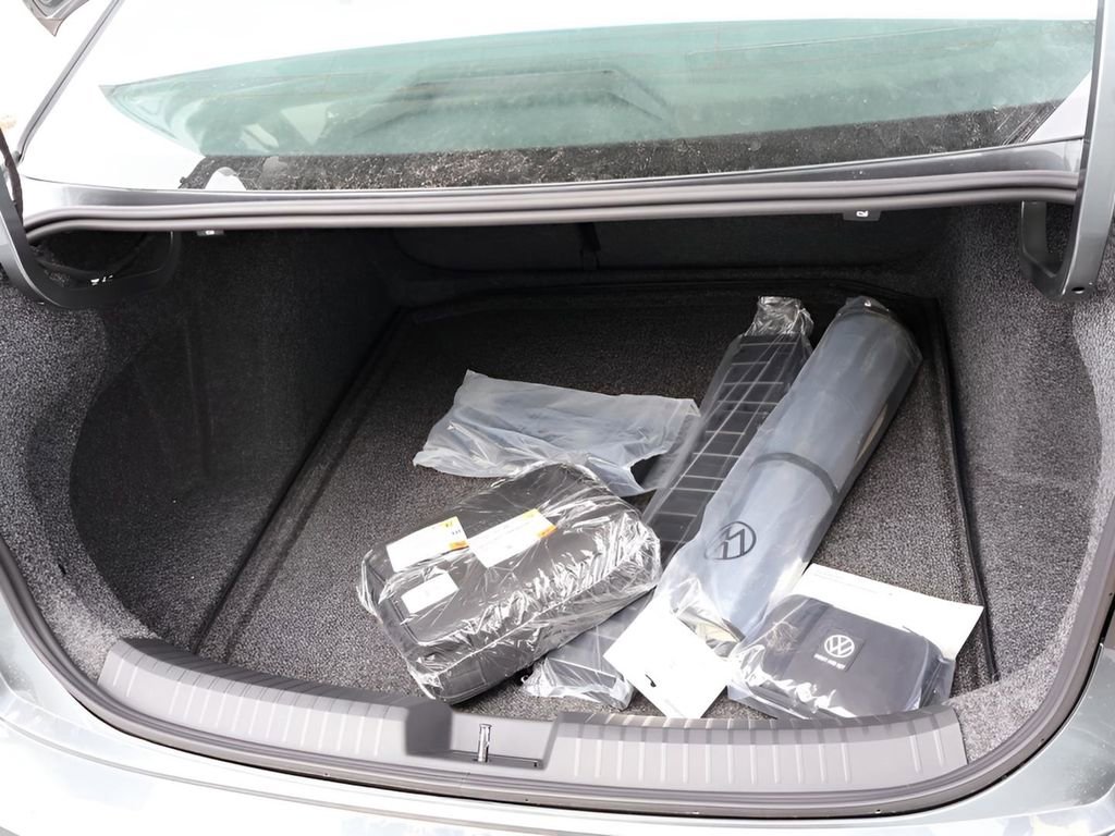 Used 2025 Volkswagen Jetta SE image 19