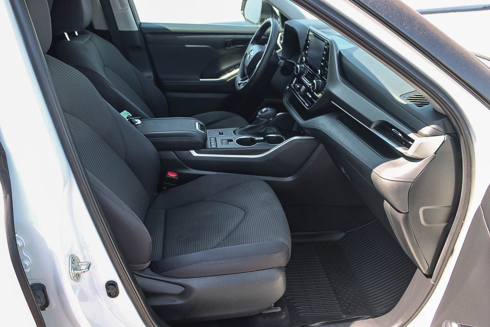Used 2021 Toyota Highlander L FWD image 17