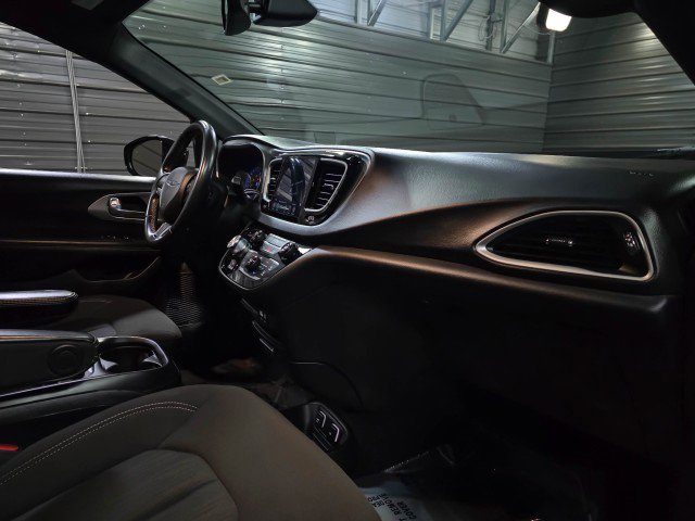 Used 2020 Chrysler Pacifica Touring w/ S Appearance Package image 12