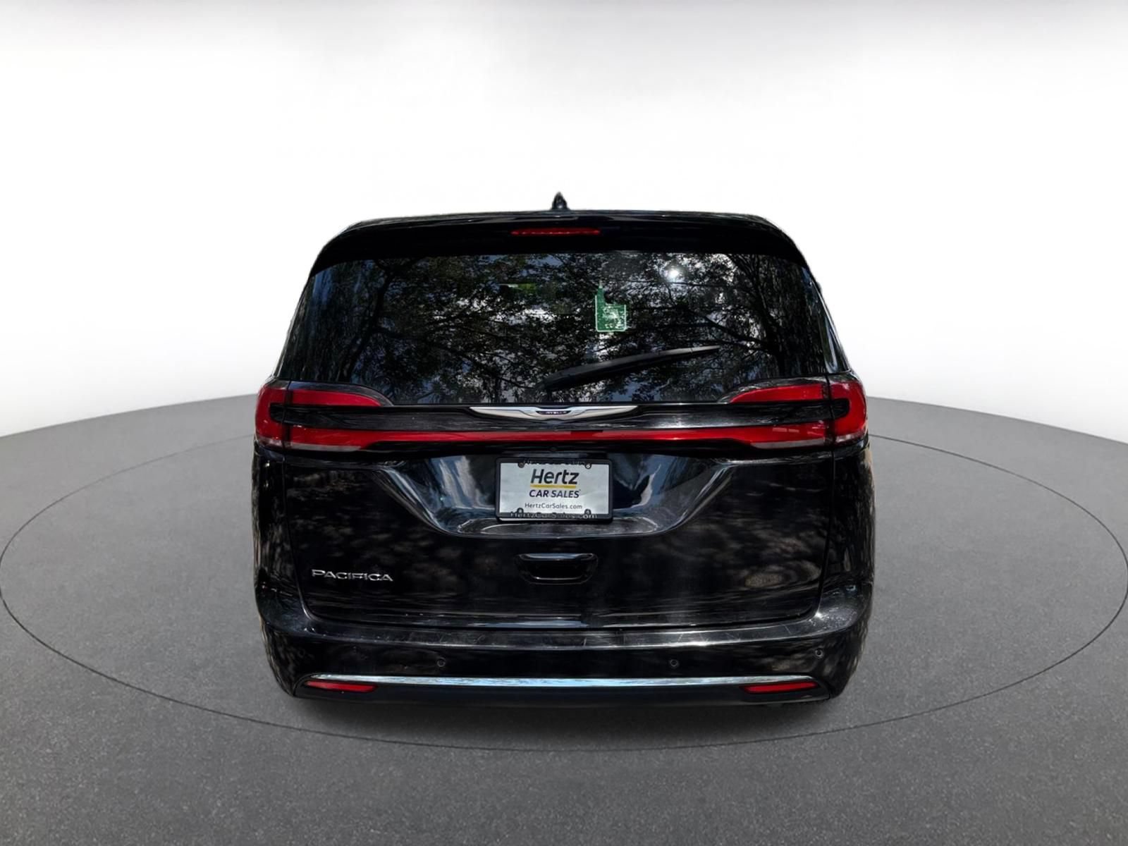 Used 2024 Chrysler Pacifica Touring-L FWD image 6
