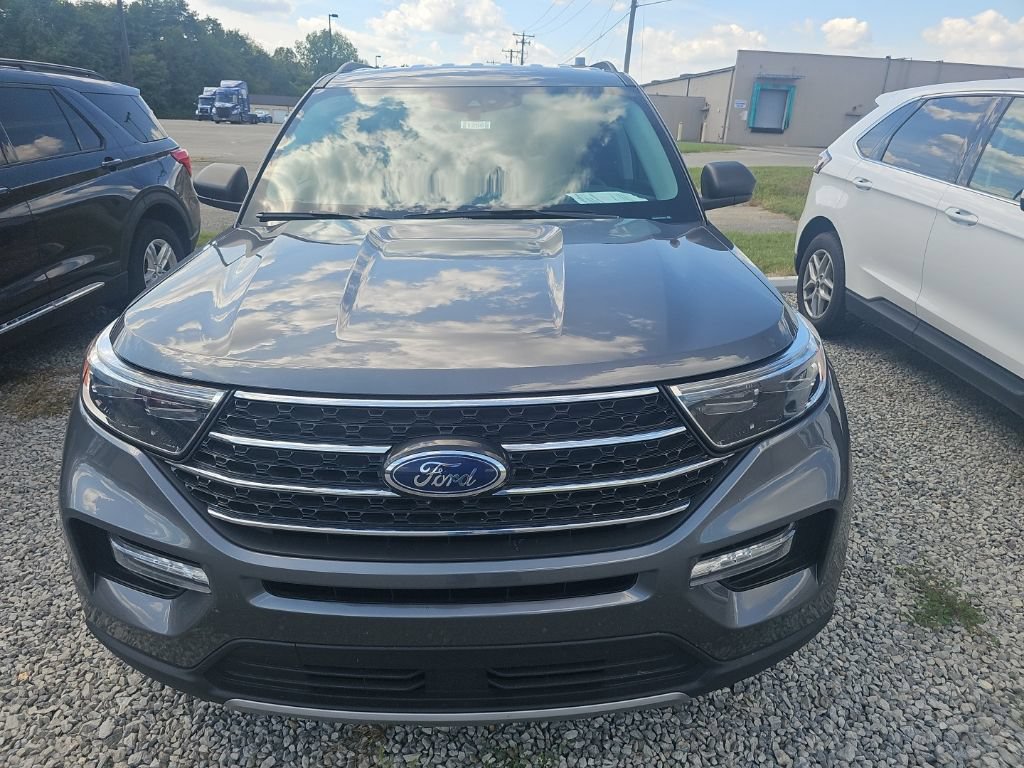 Used 2023 Ford Explorer XLT w/ Equipment Group 202A AWD/4WD image 2