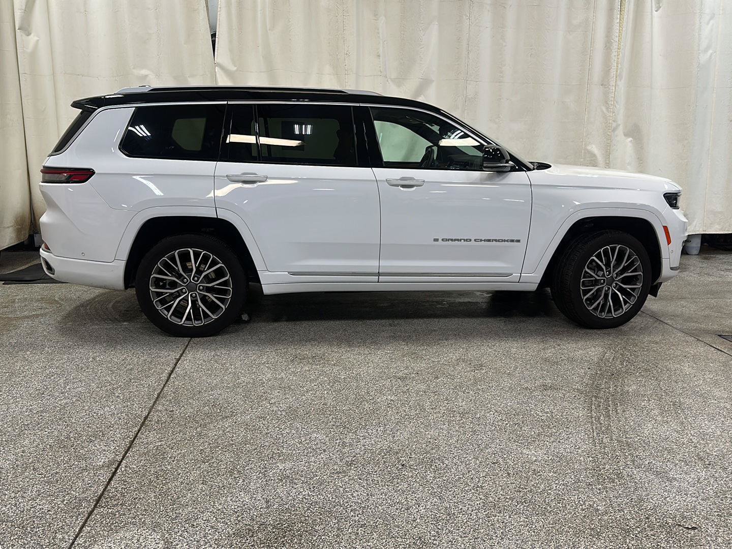 Certified 2023 Jeep Grand Cherokee L Summit AWD/4WD image 6