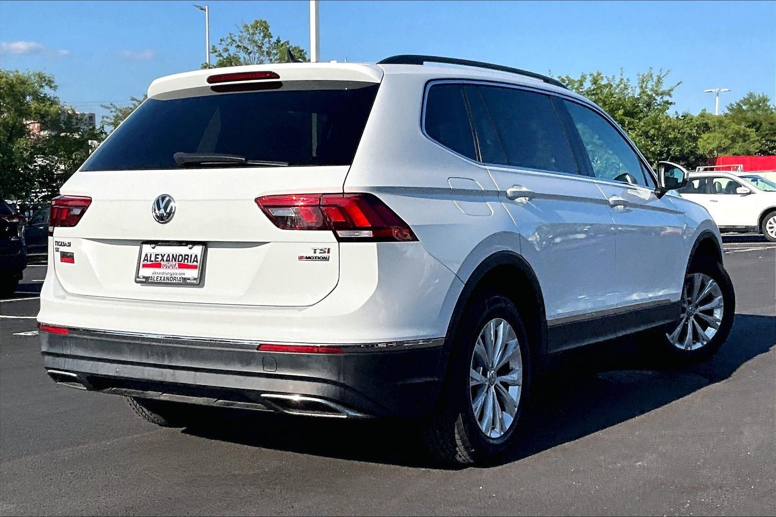 Used 2018 Volkswagen Tiguan SE w/ 3rd Row Seat Package AWD/4WD image 12