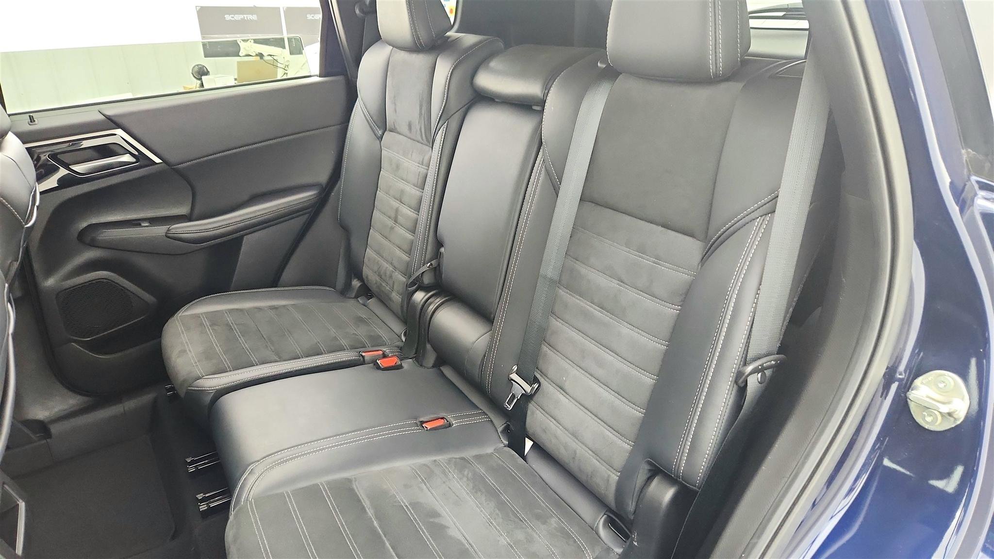 Used 2024 Mitsubishi Outlander FWD image 32