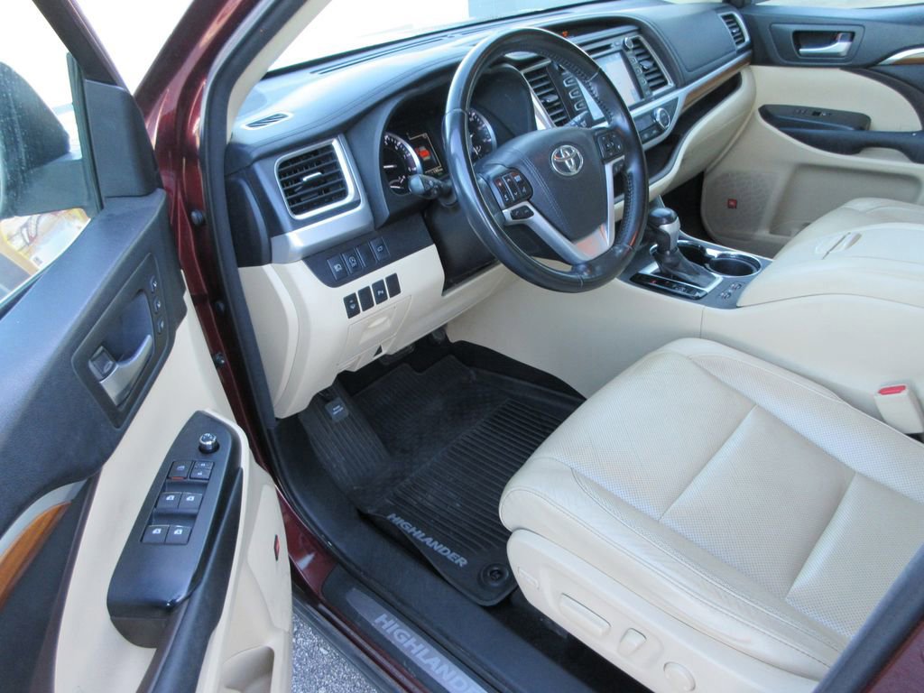 Used 2017 Toyota Highlander Limited image 12