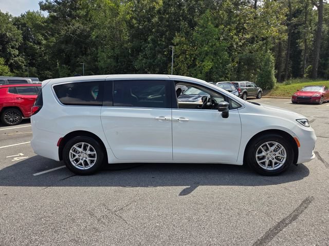 Used 2024 Chrysler Pacifica Touring-L FWD image 10