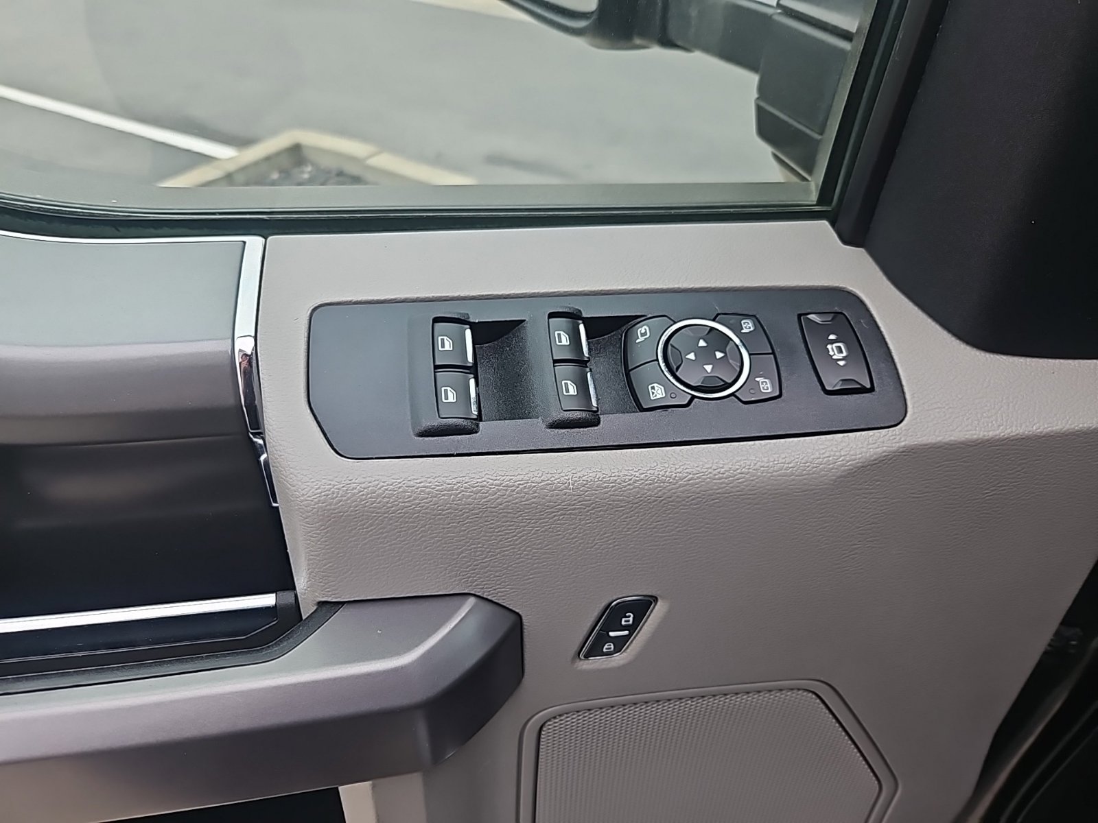 Used 2018 Ford F350 XLT w/ XLT Premium Package image 14