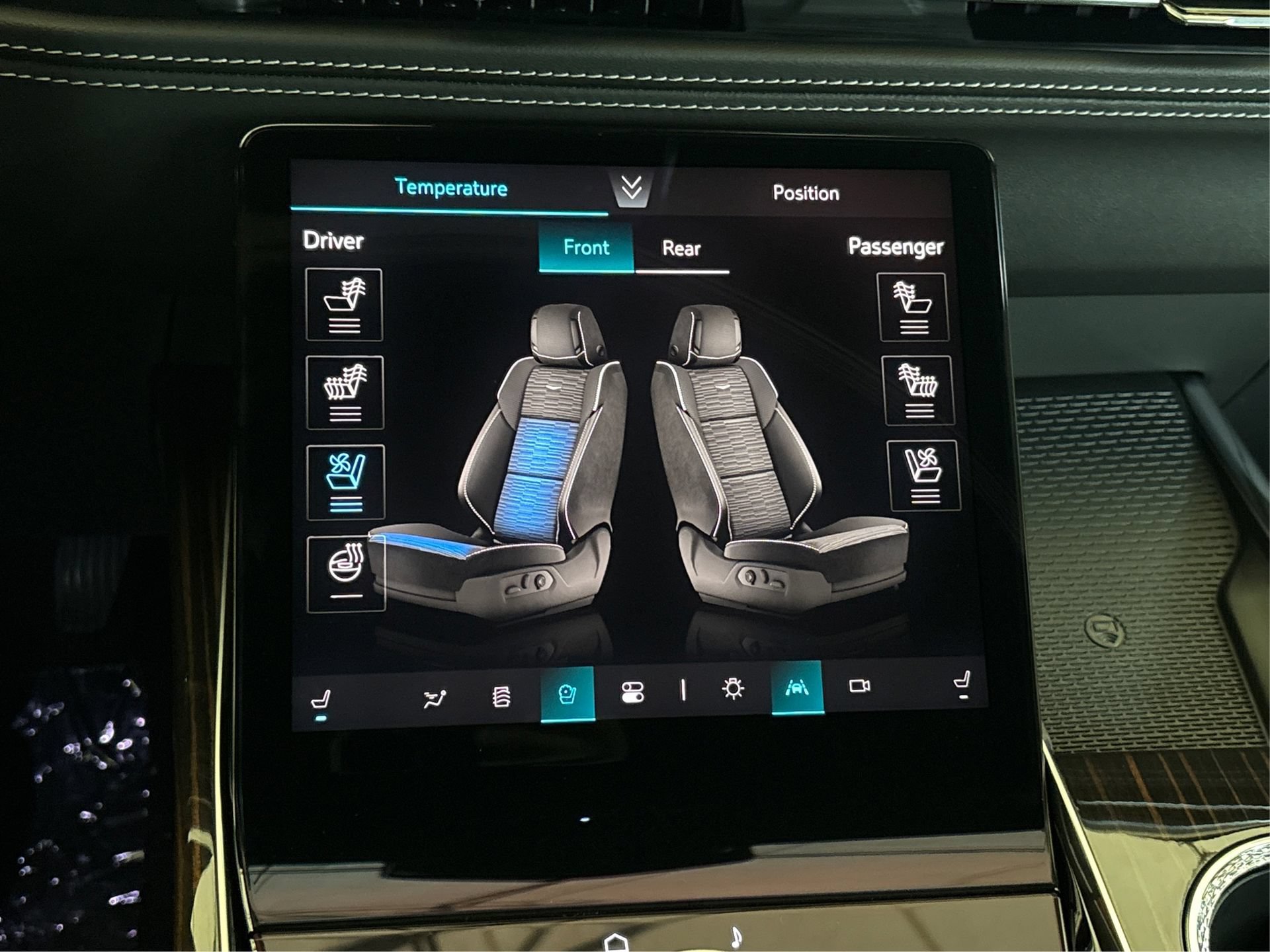 New 2026 Cadillac Escalade ESV Luxury AWD/4WD image 32