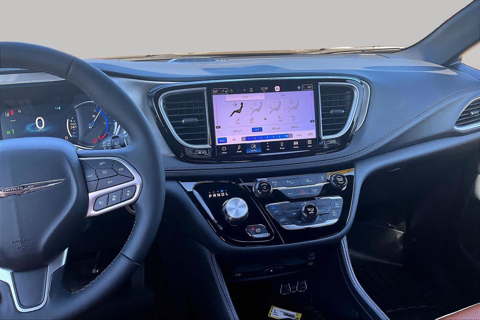 Used 2025 Chrysler Pacifica Pinnacle FWD image 6