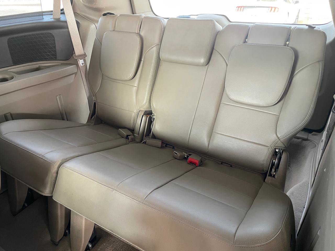 Used 2012 Volkswagen Routan SEL FWD image 14