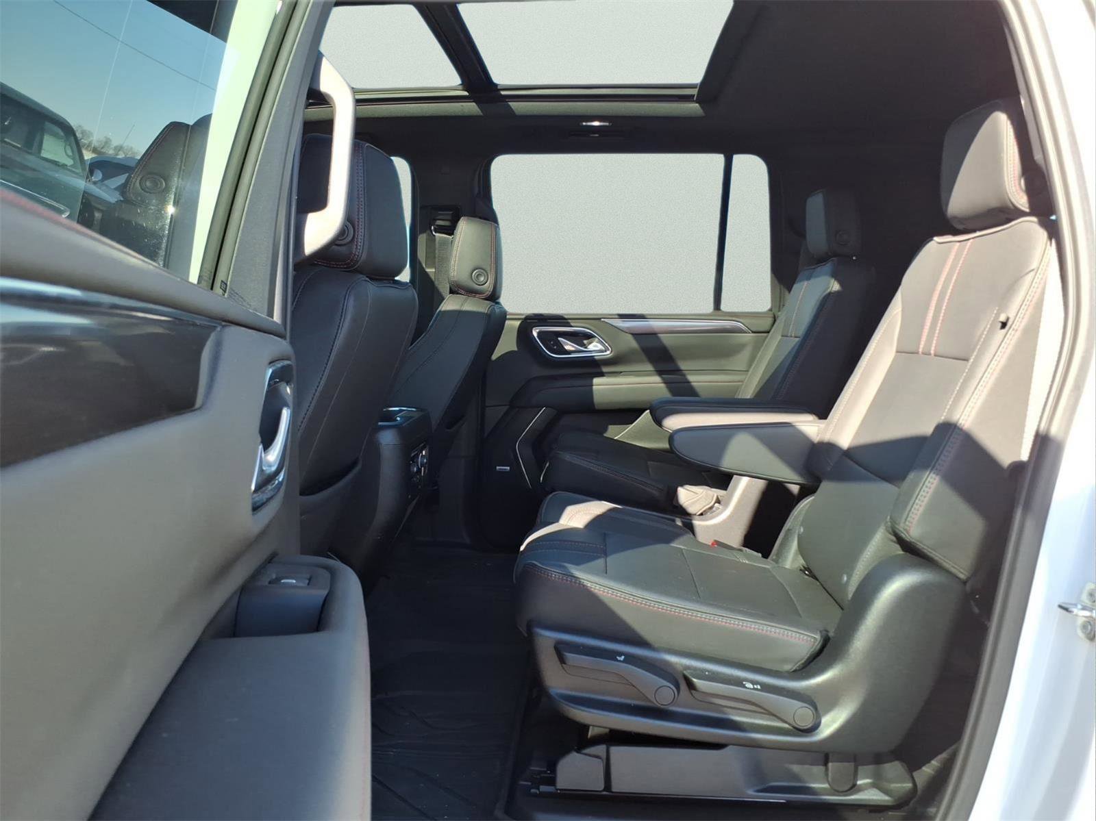 Used 2023 Chevrolet Suburban RST w/ Luxury Package image 7