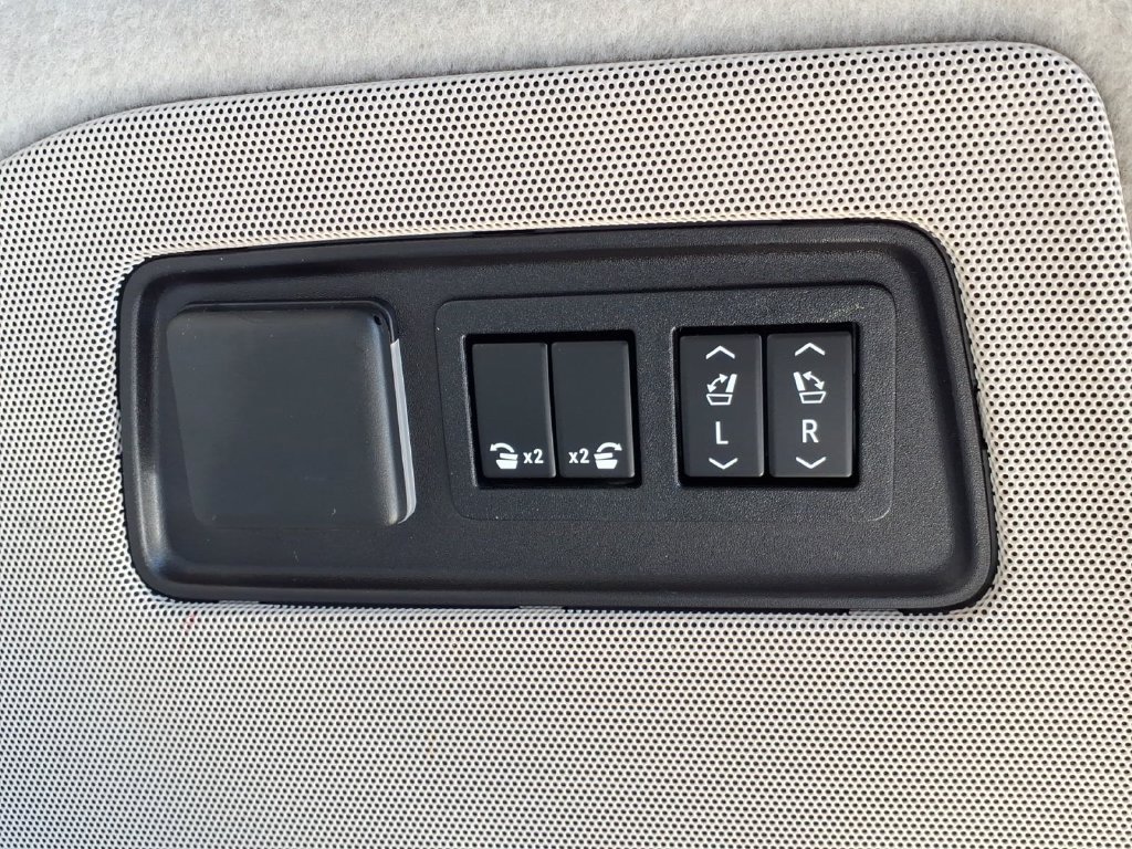 Used 2022 Cadillac Escalade Sport Platinum w/ LPO, ONYX Package AWD/4WD image 12