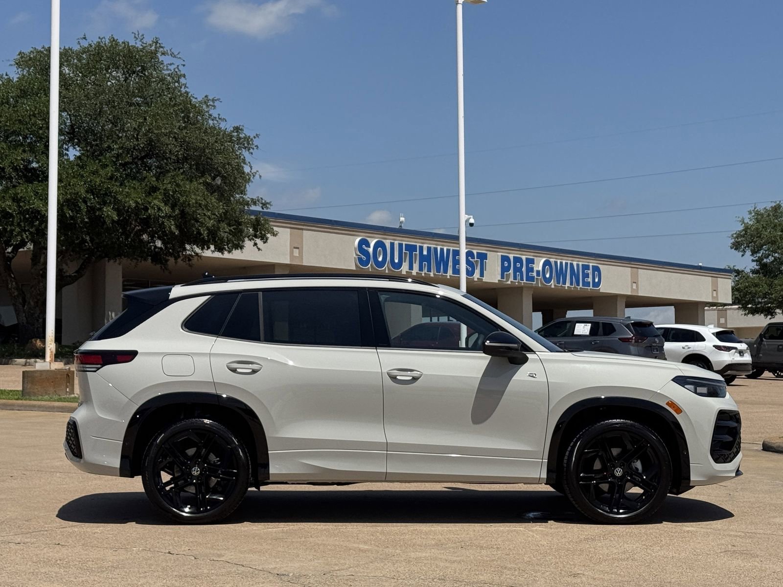 New 2026 Volkswagen Tiguan SE R-Line FWD image 4
