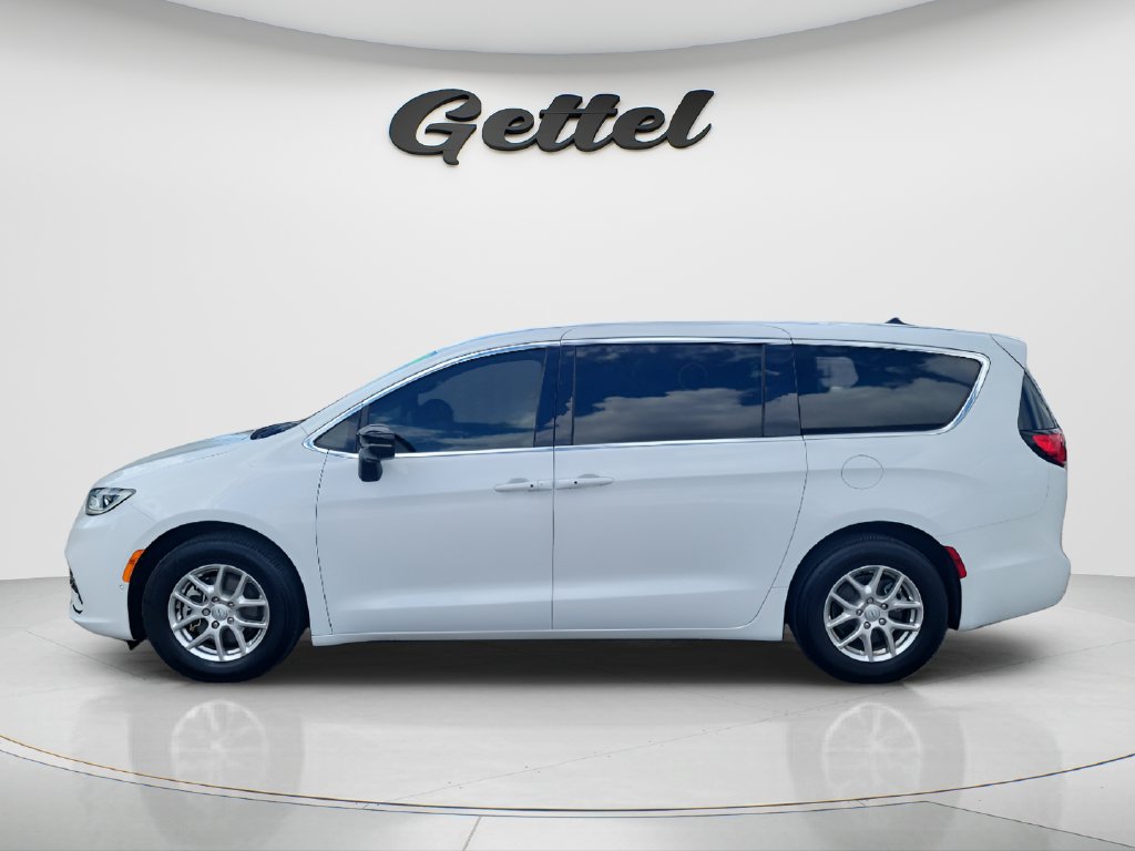 Used 2026 Chrysler Pacifica Select FWD image 8