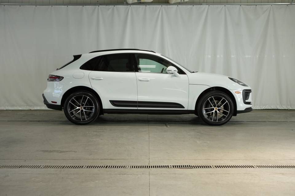 Certified 2025 Porsche Macan AWD/4WD image 8