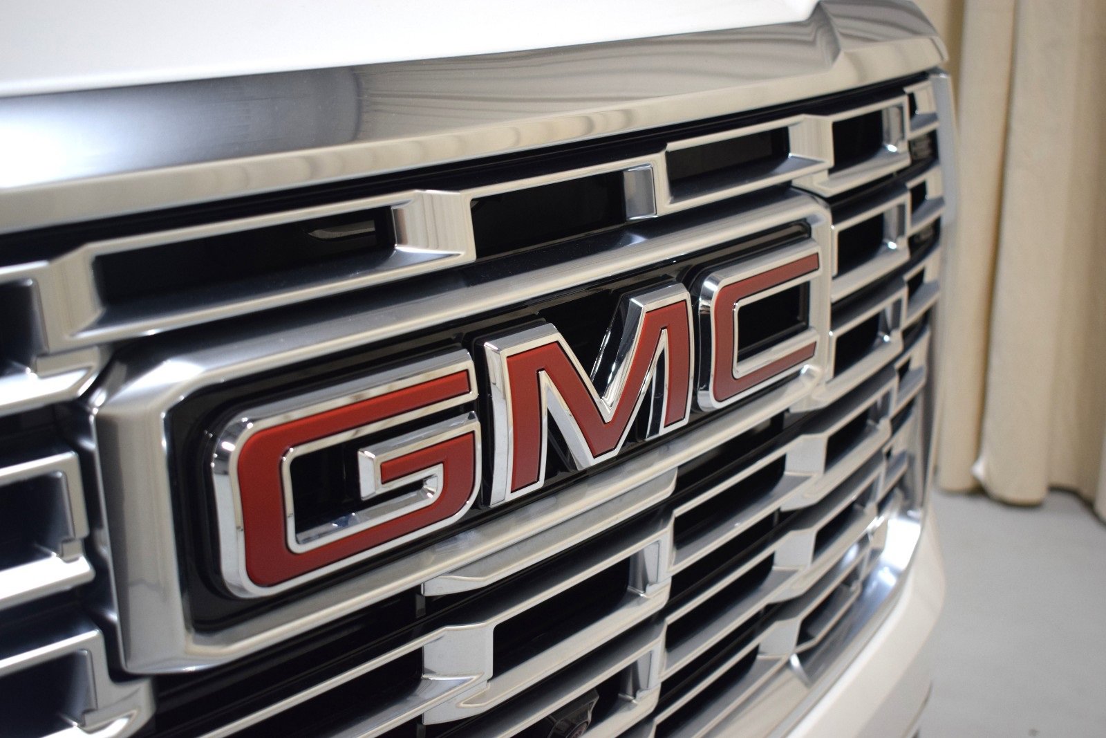 Used 2025 GMC Yukon Denali w/ Sun & Power Step Package image 3