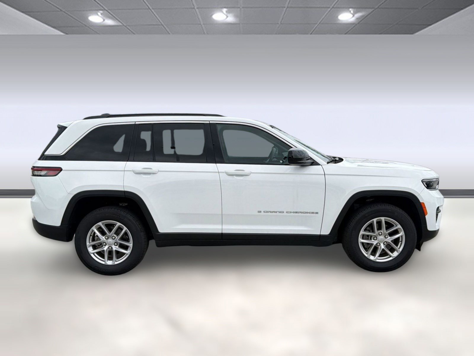 Used 2025 Jeep Grand Cherokee Laredo X RWD image 7