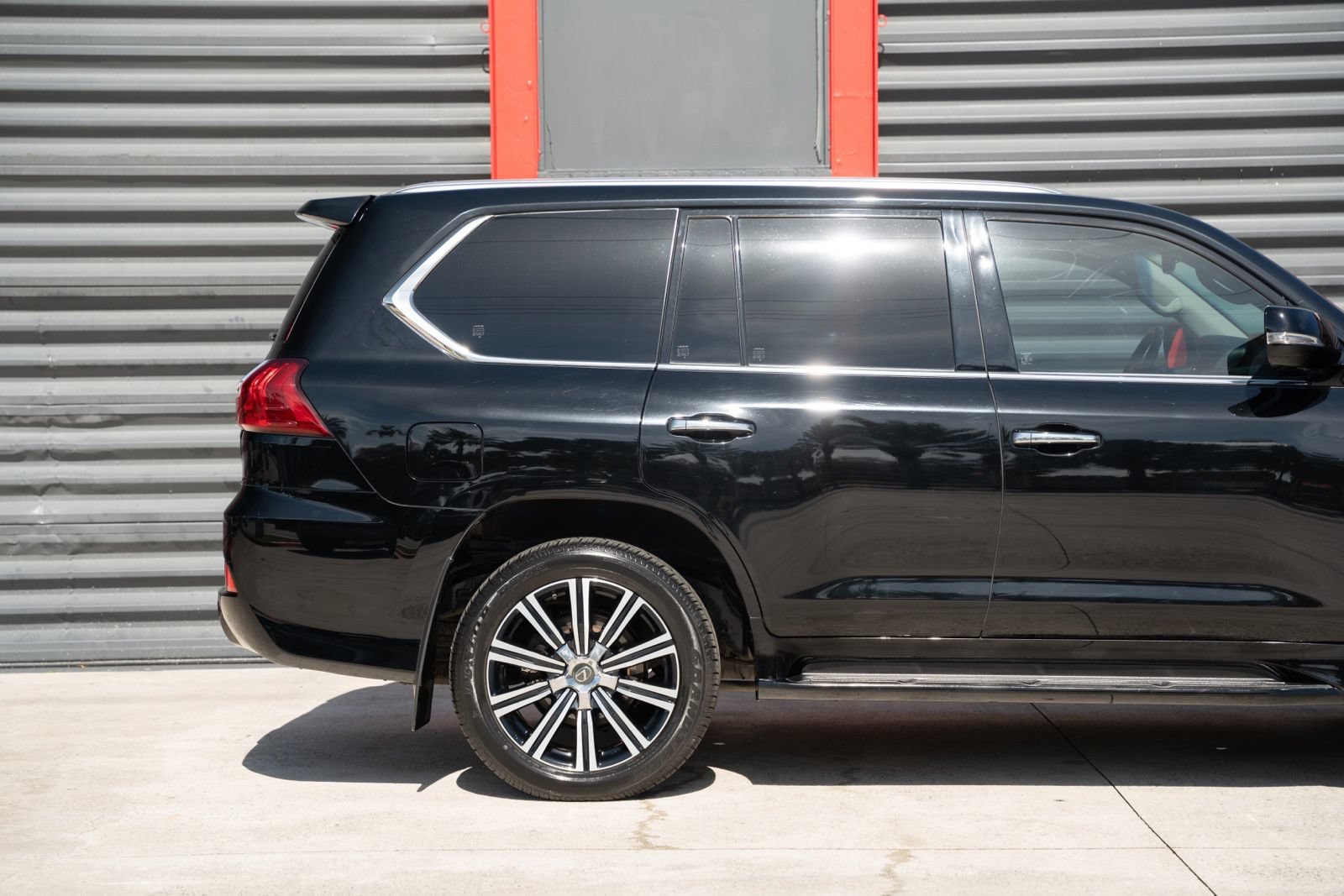 Used 2019 Lexus LX 570 4WD w/ Luxury Package image 3