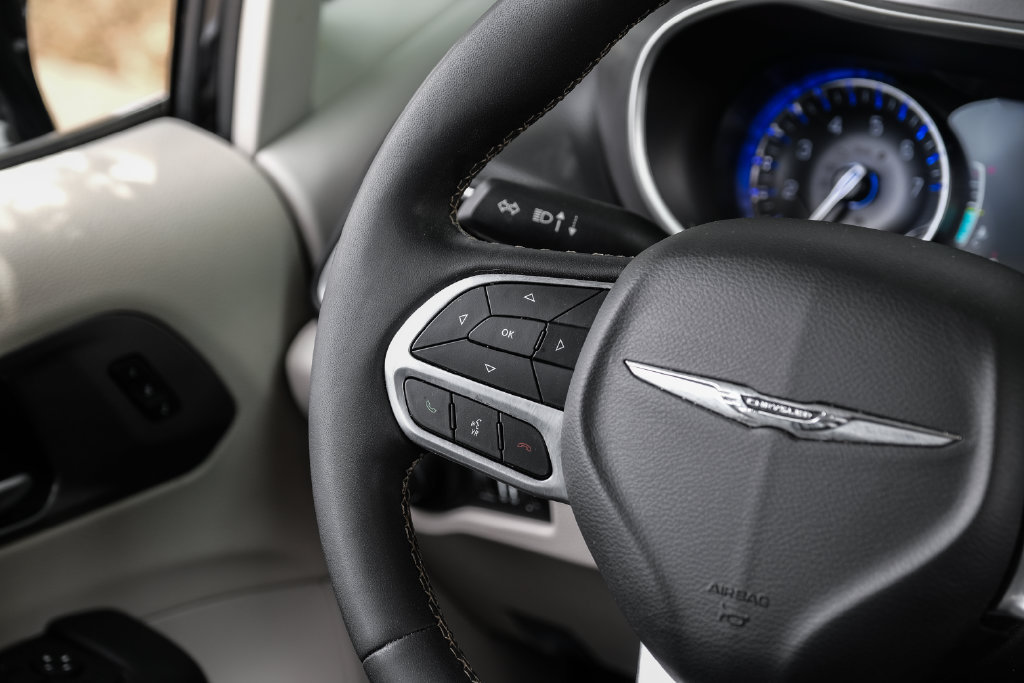 Used 2024 Chrysler Pacifica Touring-L FWD image 26