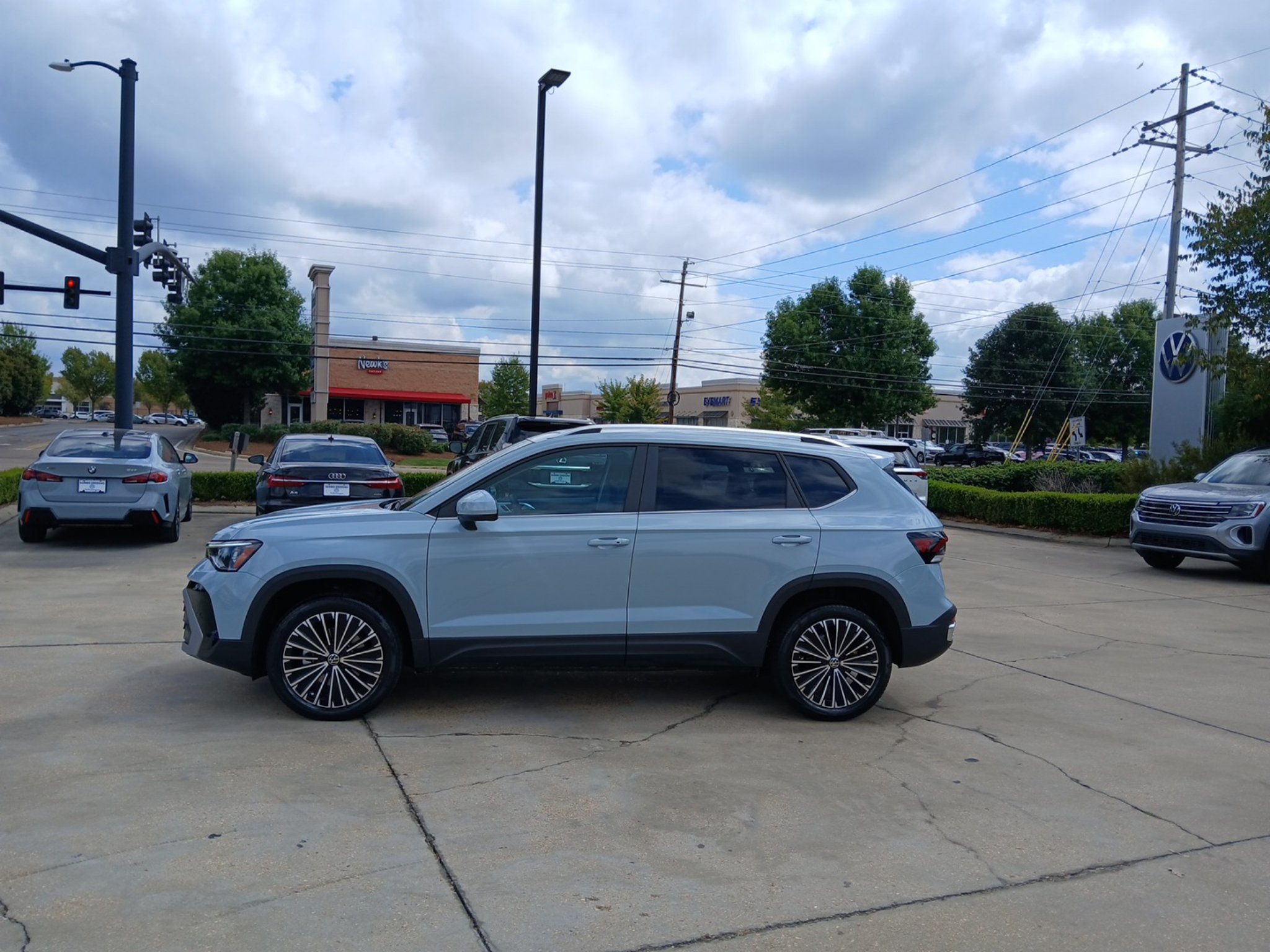 New 2027 Volkswagen Taos SE FWD image 4