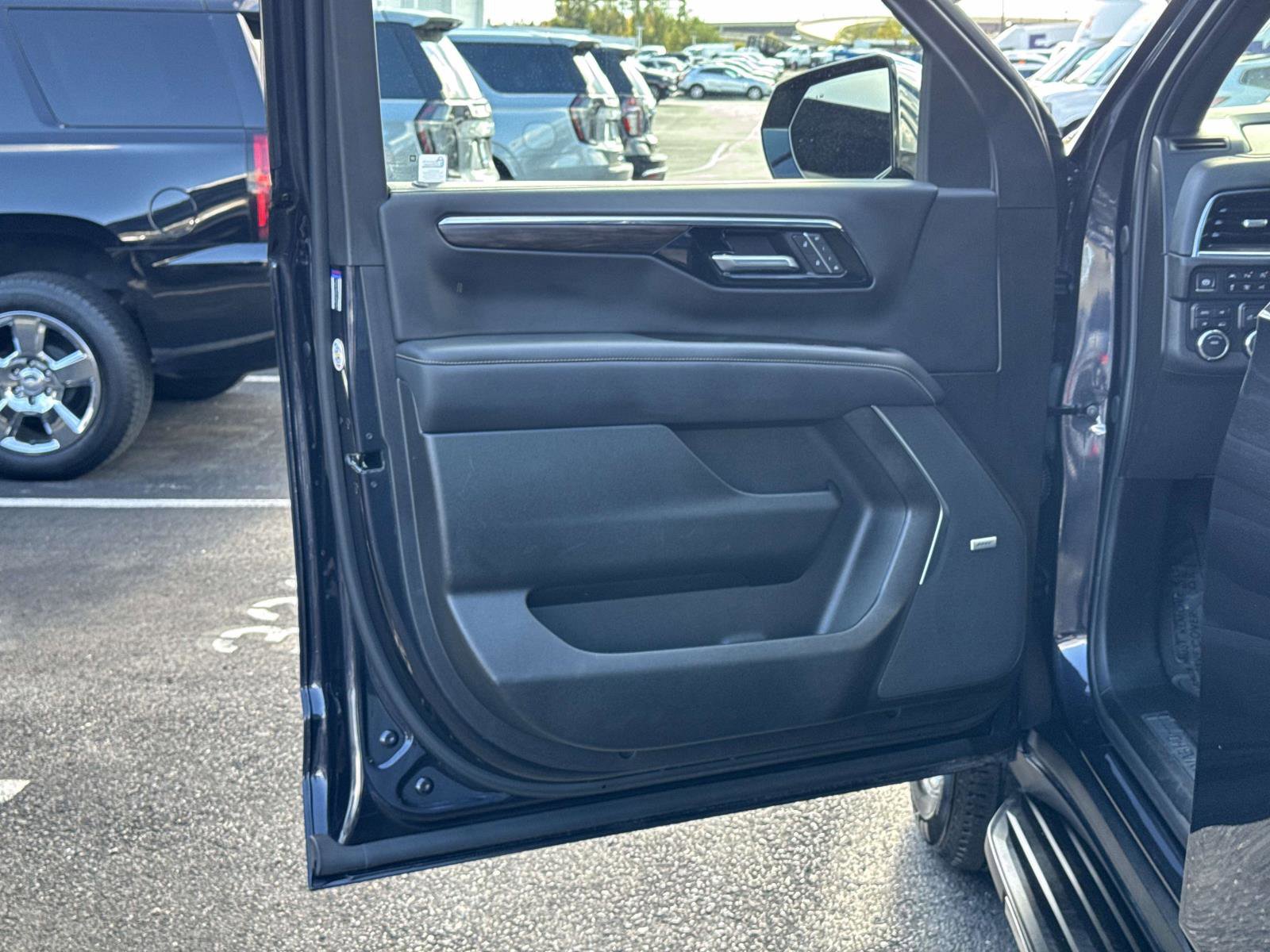 Certified 2025 Chevrolet Suburban Premier image 17