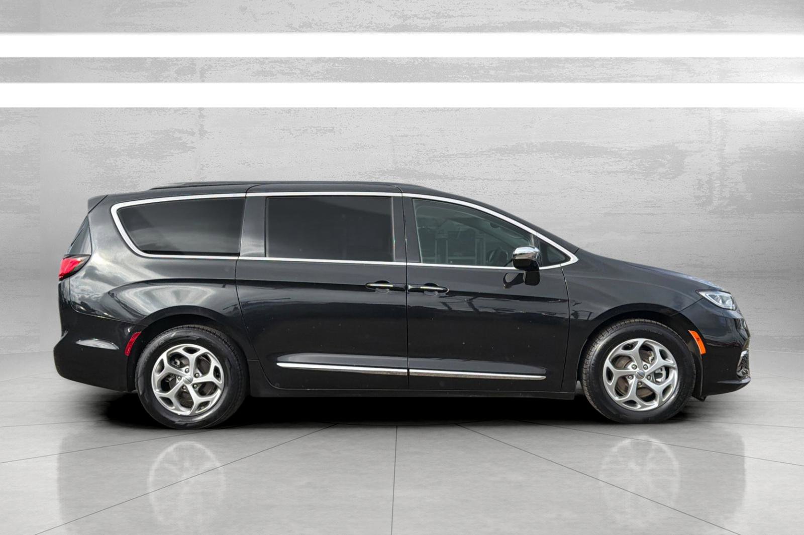 Used 2023 Chrysler Pacifica Limited image 4