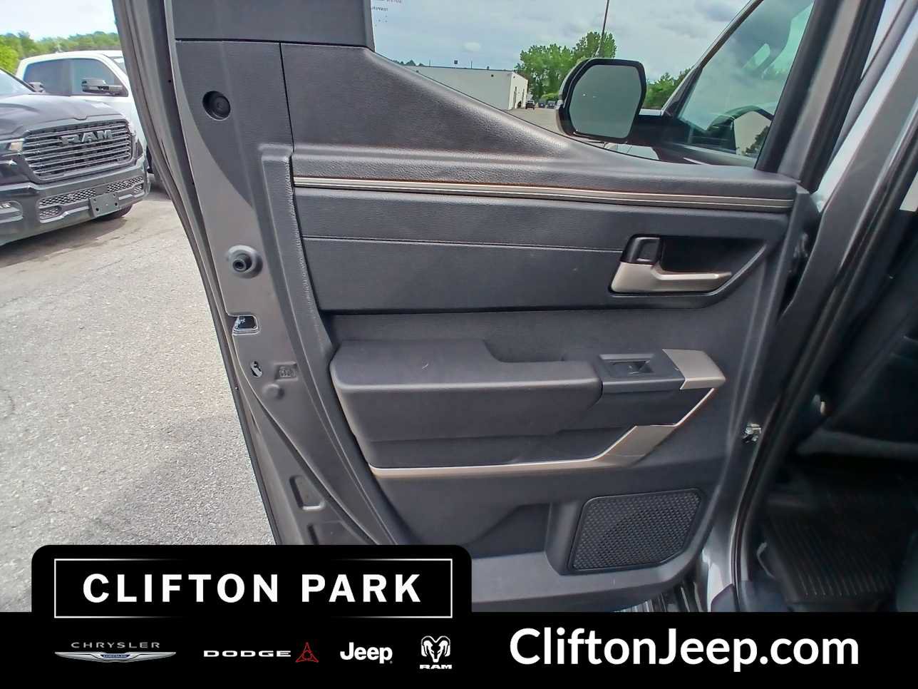 Used 2022 Toyota Tundra SR5 w/ SR5 Premium Package AWD/4WD image 12