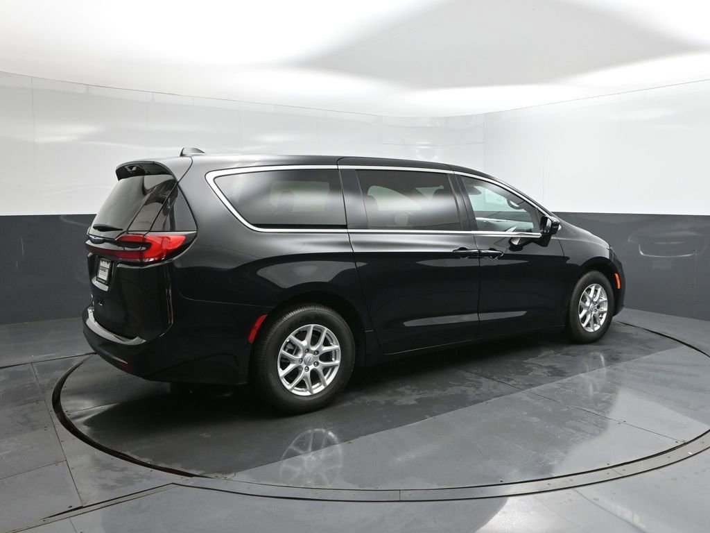 New 2026 Chrysler Pacifica Select image 11