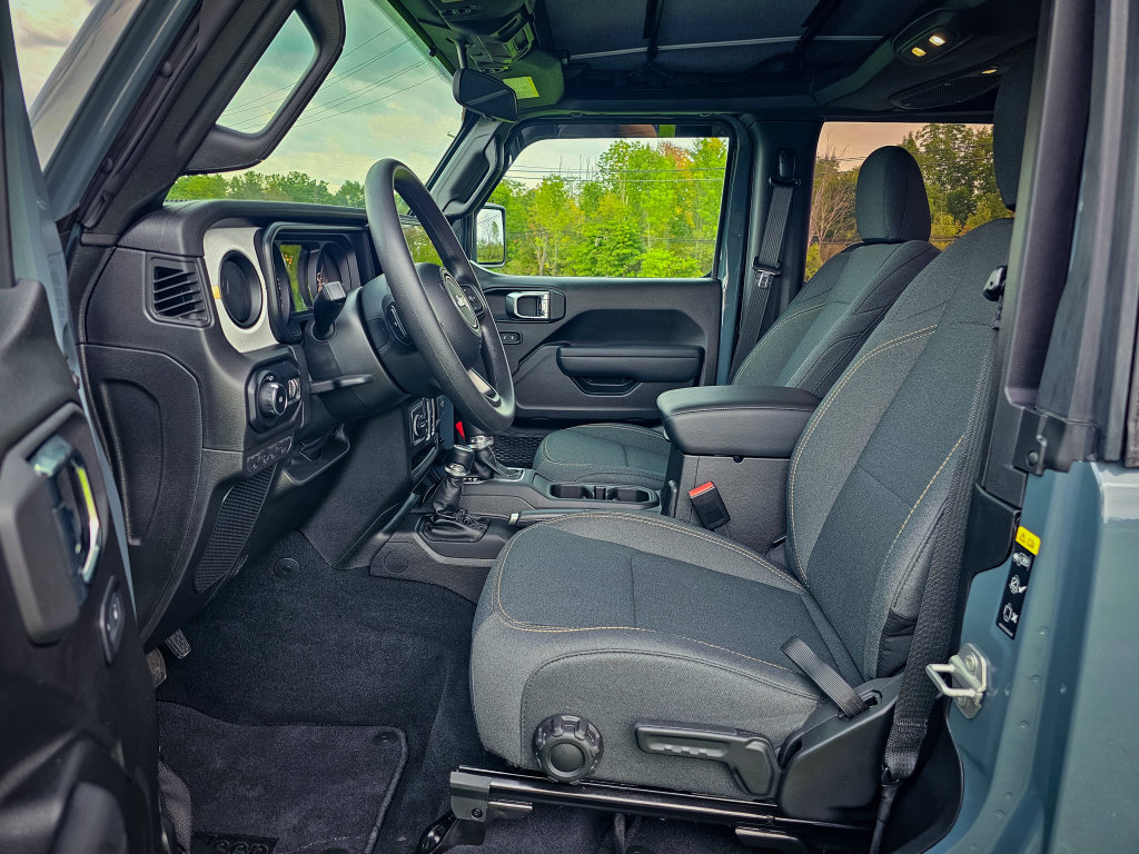 Used 2025 Jeep Wrangler Sport AWD/4WD image 11